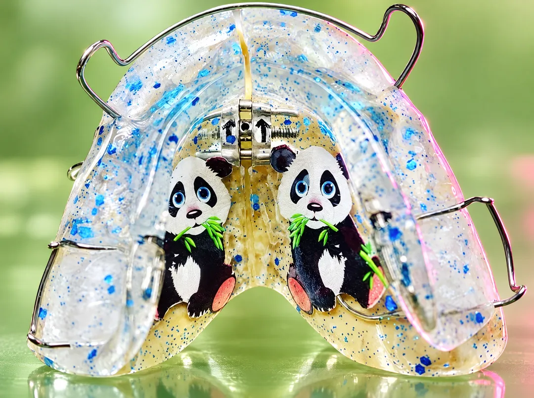 Blaue Schneeflocken mit Panda und Bambus