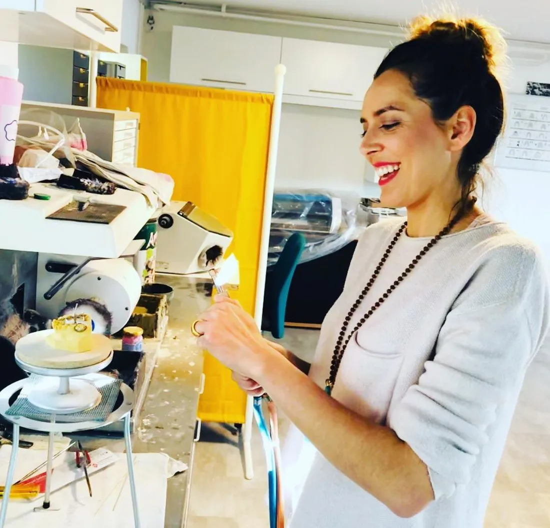 Michaela Moll an ihrem Arbeitsplatz im Labor
